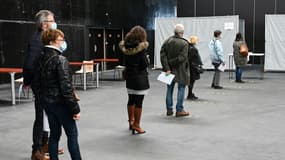 Des habitants de Dunkerque (Nord) font la queue pour des tests anti-Covid, le 23 février 2021