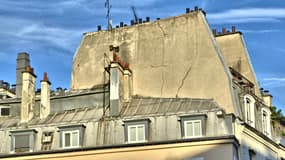 À Paris, les bâtiments haussmaniens qui représentent un tiers du parc immobilier arborent une toiture en zinc.