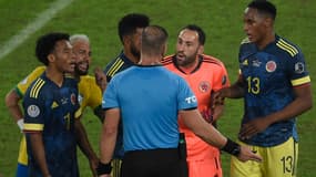 L'arbitre Nestor Pitana encerclé par les joueurs de la Colombie après l'égalisation brésilienne
