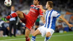 Le Lyonnais Clément Grenier face à Inigo Martinez de la Real Sociedad