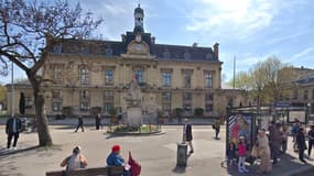 La marche a débuté devant le domicile du lycéen, tout près de la mairie de Saint-Ouen. 