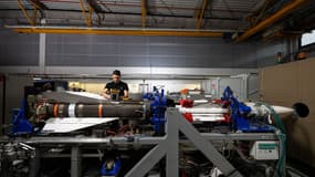 La fabrication de missiles nécessite un nombre important de pièces et de composants différents.