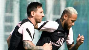 Les attaquants du Paris Saint-Germain, l'Argentin Lionel Messi (g) et le Brésilien Neymar, à l'entraînement, le 13 août au Camp des Loges à Saint-Germain-en-Laye