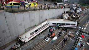 Les secours s'activent pour dégager les passagers d'un train qui a déraillé mercredi soir près de Saint-Jacques-de-Compostelle, dans le nord-ouest de l'Espagne.
