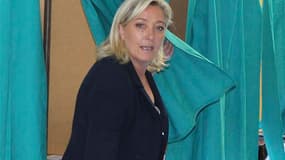 Selon le camp socialiste, Marine Le Pen a été battue dimanche au second tour des élections législatives à Hénin-Beaumont, dans la 11e circonscription du Pas-de-Calais, par son adversaire PS Philippe Kemel. /Photo prise le 17 juin 2012/REUTERS/Jean-Yves Bo