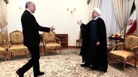 Le ministre français des Affaires étrangères Laurent Fabius est accueilli par le président iranien Hassan Rouhani à Téhéran, mercredi 29 juillet 2015.