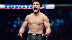 Henry Cejudo après sa victoire sur T.J. Dillashaw pour le titre des mouches de l'UFC en janvier 2019