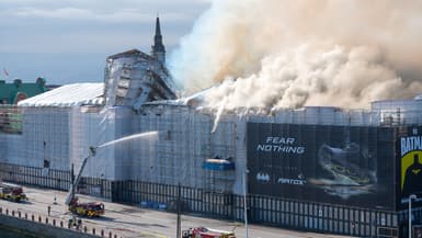 Des panaches de fumée s'échappent de la flèche du dragon du bâtiment de la Bourse en feu dans le centre de Copenhague, au Danemark, le 16 avril 2024.