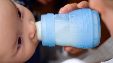 Un bébé biberonné (photo d'illustration)