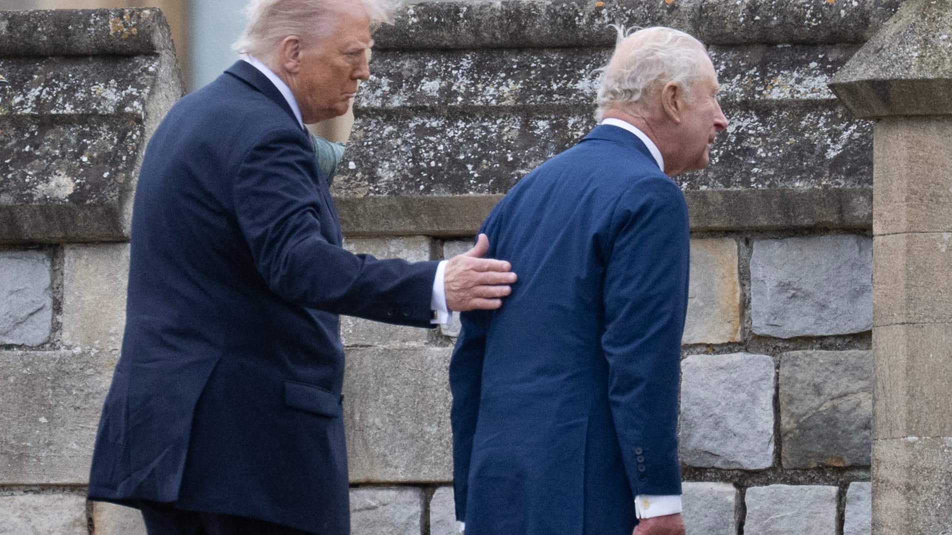 DONALD TRUMP A POSÉ SA MAIN SUR LE DOS DU ROI CHARLES, CRIME DE LÈSE-MAJESTÉ OU PAS?