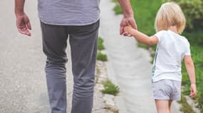 Grand-père avec sa petite fille. (illustration)