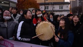 Les autres étudiants s'étaient rassemblés dans les écoles pour encourager les lycéens.