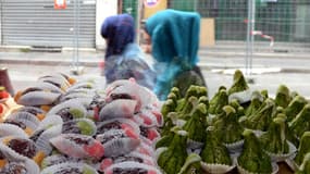 Des femmes voilées devant une pâtisserie à Bordeaux