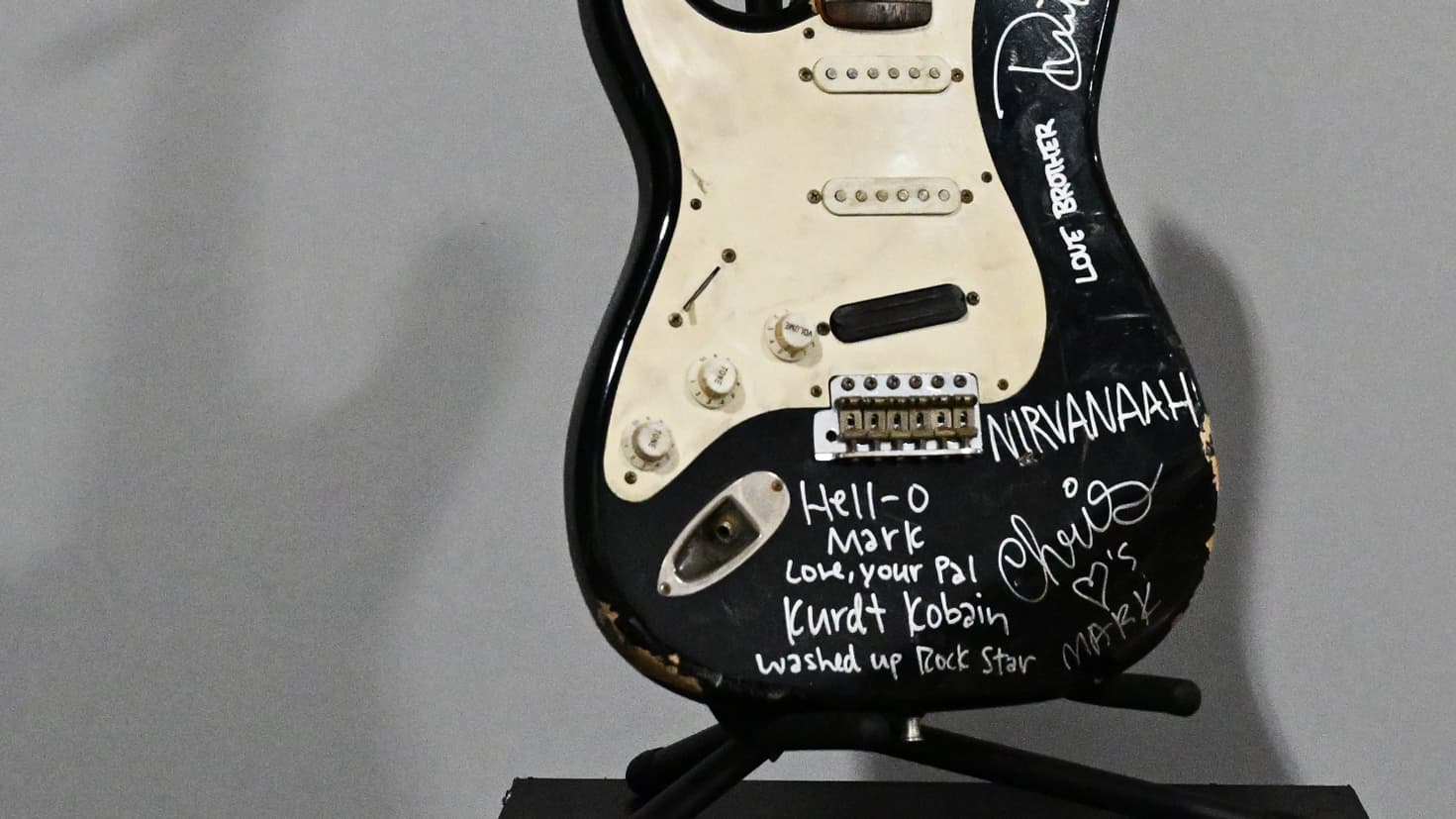 La guitare de Kurt Cobain vendue par la maison Julien's Auctions La guitare de Kurt Cobain vendue par la maison Julien's Auctions