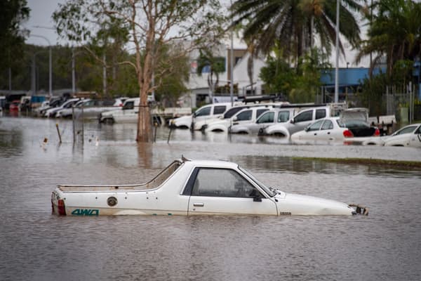 Cette photo montre des voitures au milieu des eaux de crue à l'aéroport de Cairns, à Cairns, le 18 décembre 2023. Des inondations soudaines ont submergé le nord-est de l'Australie le 18 décembre, les eaux en furie coupant les routes et chassant les crocodiles dans les villes.