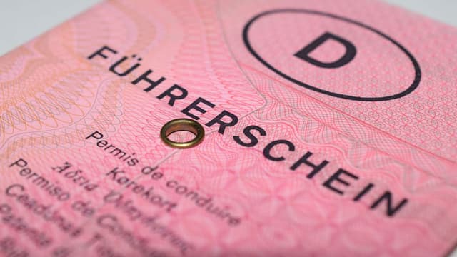 Un exemple de permis de conduire allemand, rose, comme les anciens permis français.