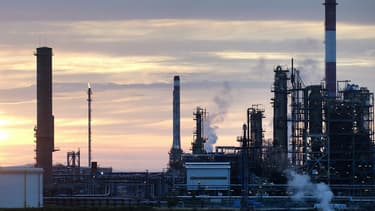La raffinerie Total de Donges (Loire-Atlantique), qui fonctionnait normalement hier lundi 9 décembre, est repassée en grève reconductible de 24h00 pour demander le retrait du projet de réforme des retraites par points du gouvernement.
