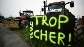 Des agricultures bloquent une raffinerie Total lors d'une manifestation contre le prix des carburants, le 16 mars 2022 à Toulouse