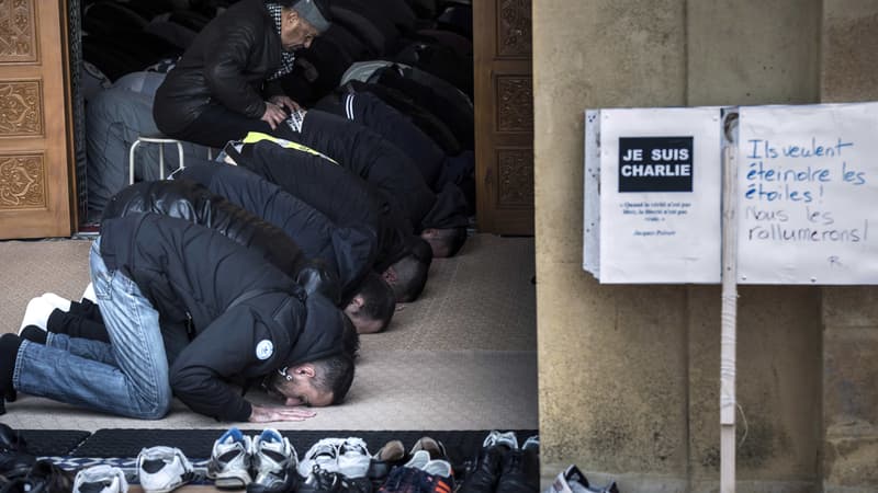 Une pancarte "Je suis Charlie" était disposée à l'entrée de la mosquée de Saint-Etienne vendredi à l'heure de la prière.