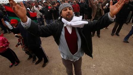 Manifestation contre Mouammar Kadhafi à Benghazi. Les opposants au chef de l'Etat libyen progressent sur le terrain alors que, hors du pays, la pression s'accentue sur le régime de Mouammar Kadhafi, au pouvoir depuis 1969. /Photo prise le 26 février 2011/