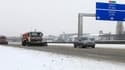 Sur l'autoroute A1 Paris-Lille près de Seclin, dans le Nord. Les transports sont perturbés ce dimanche dans plus de la moitié de la France en raison d'importantes chutes de neige et du verglas, prévus jusqu'à lundi matin, avant de nouvelles perturbations
