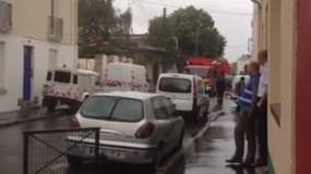 La rue d'Allonville à Nantes a été bloquée par les pompiers après la découverte d'une bombe de 250 kilos dans le chantier d'une maison.