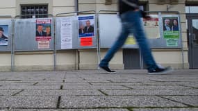 Affiches des candidats pour l'élection législative partielle dans la 4e circonscription du Doubs. 