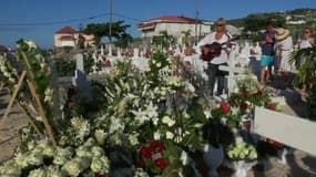 A Saint-Barth, la tombe de Johnny devient un lieu de pèlerinage