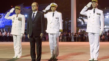 François Hollande lors de la cérémonie d'accueil à son arrivée à Nouméa, en Nouvelle-Calédonie.