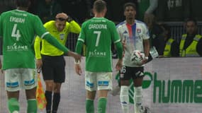 L'arbitre assistant de Saint-Etienne-Lyon recevant un projectile derrière la tête, le 20 avril 2025 en Ligue 1