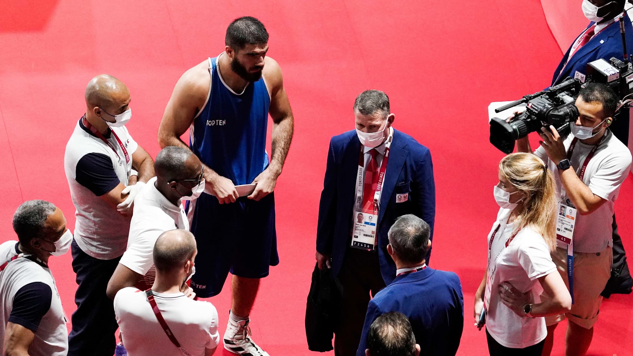 Mourad Aliev et John Dovi avec des officiels lors des JO de Tokyo Mourad Aliev et John Dovi avec des officiels lors des JO de Tokyo