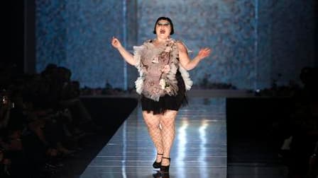 La chanteuse du groupe américain Gossip, Beth Ditto, a donné le ton très rock'n'roll romantique de la collection printemps-été 2011 de Jean-Paul Gaultier, incarnant la garde-robe en trois dimensions présentée samedi soir par l'enfant terrible de la mode.