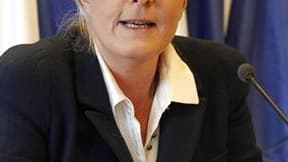 La présidente du Front national Marine le Pen demande la démission du secrétaire d'Etat à la Fonction publique Georges Tron, visé par des plaintes pour abus sexuels de deux femmes.Une enquête de police est ouverte après ces plaintes, que Georges Tron cont