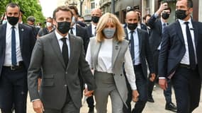 Le président Emmanuel Macron et son épouse Brigitte Macron lors d'une visite à Valence (Drôme) le 8 juin 2021.
