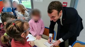 Emmanuel Macron dans une école primaire à Saint-Sozy. 