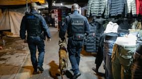 Deux policiers municipaux patrouillant dans le marché aux puces de Saint-Ouen, le 11 décembre 2023.