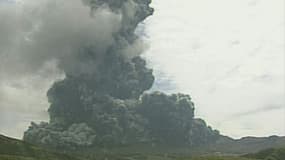 Capture d'écran d'une vidéo de l'agence météorologique japonaise montrant le volcan Aso, sur l'île de Kyushu dans le sud-est du Japon, entré en éruption et crachant fumée et cendres, le 14 septembre 2015