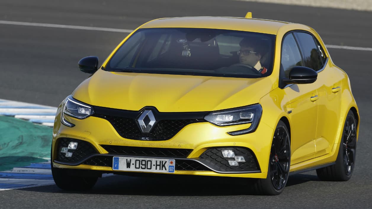 Au volant de la version Cup (en jaune Sirius) associée à la boite manuelle sur le circuit de Jerez, la Mégane RS offre de belles sensations. Au volant de la version Cup (en jaune Sirius) associée à la boite manuelle sur le circuit de Jerez, la Mégane RS offre de belles sensations.