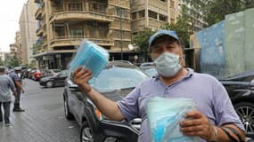 Un homme vend des masques de protection contre le coronavirus, à Beyrouth le 29 juillet 2020