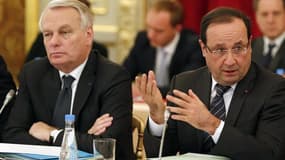 La cote de confiance de François Hollande et Jean-Marc Ayrault repart à la baisse, selon l'observatoire politique CSA-Les Echos de juin publié jeudi. Le président perd trois points, seuls 28% des Français déclarant lui faire confiance et le Premier minist