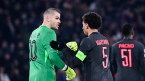 Lucas Chevalier en discussion avec Marquinhos pendant PSG-Tottenham en Ligue des champions, le 26 novembre 2025