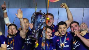 Antoine Dupont soulève le trophée des 6 Nations, le 15 mars 2025.