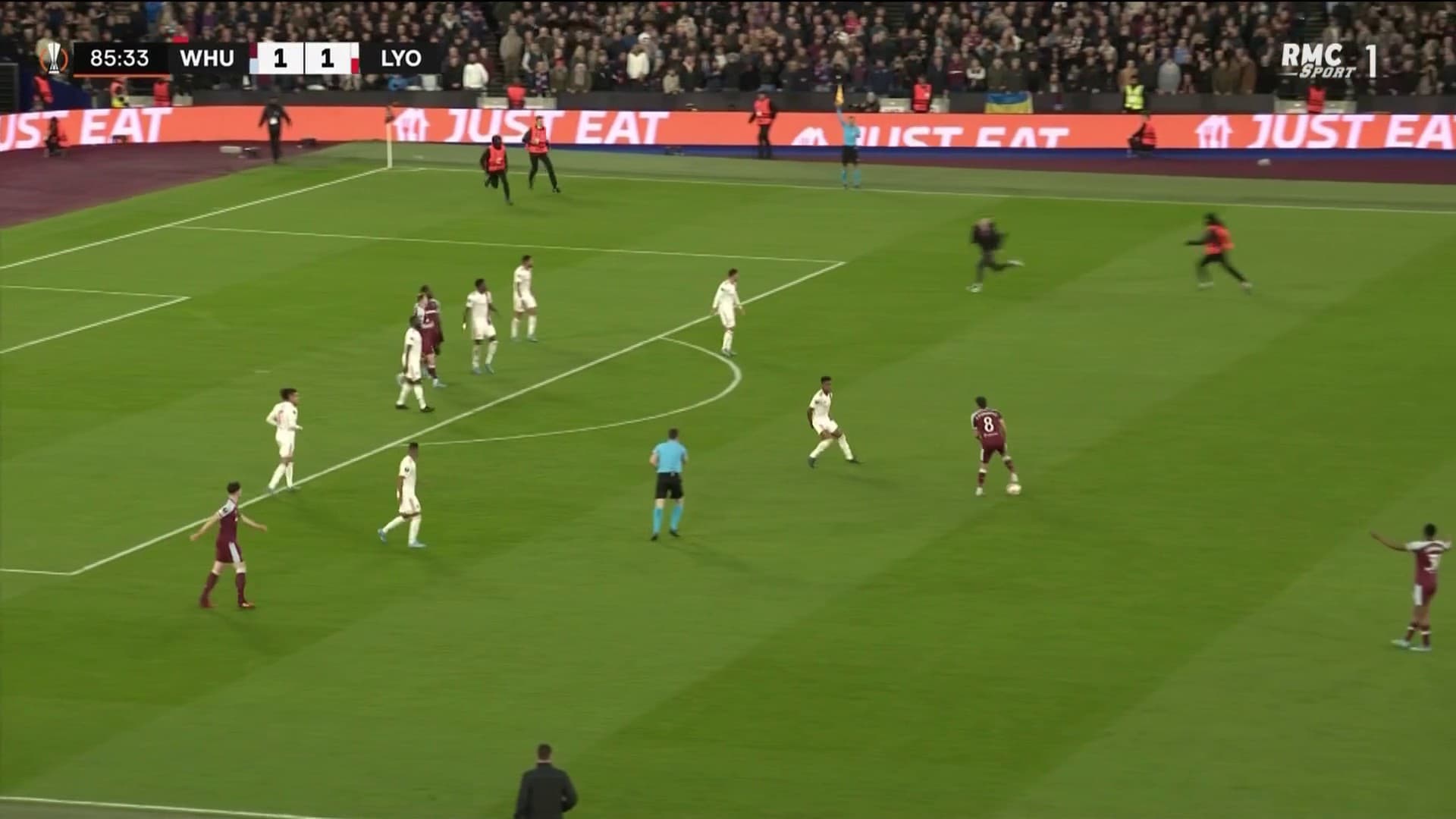 Un supporter de West Ham entre sur la pelouse lors du match face à Lyon