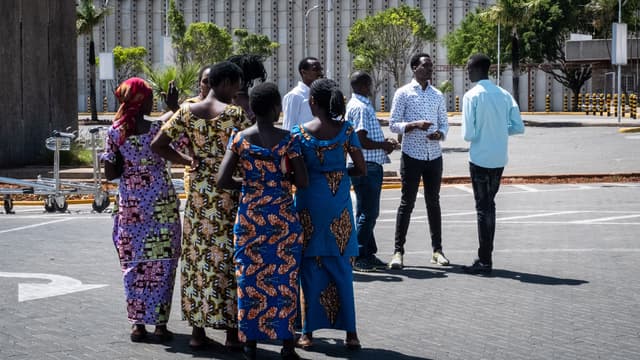 Des personnes devant l'aéroport international de Nairobi au Kenya après le crash d'un Boeing de Ethiopian Airlines, dimanche 10 mars.