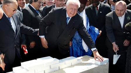 En présence du recteur de la mosquée de Paris, Dalil Boubakeur (à gauche), le maire de Marseille Jean-Claude Gaudin pose la première pierre de la future grande mosquée de la cité phocéenne. /Photo prise le 20 mai 2010/REUTERS/Philippe Laurenson