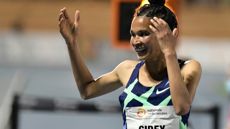 La joie de l Ethiopienne Letesenbet Gidey apres avoir battu le record du monde du 5000 m le 7 octobre 2020 a Valence 1043755
