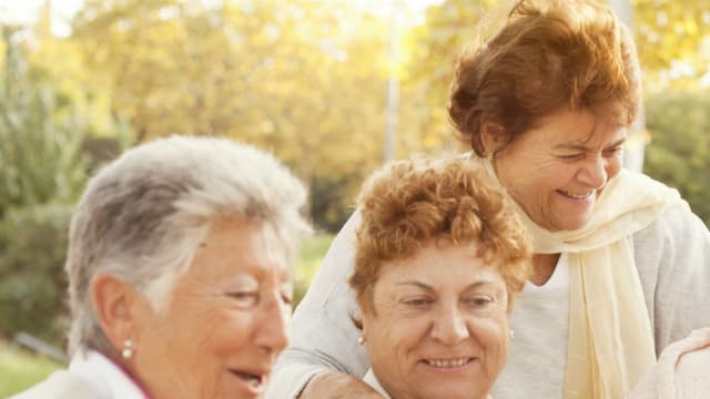 Le bénévolat est un moyen de lutter contre l’isolement des personnes âgées. 