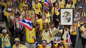 Des "chemises jaunes", anti-gouvernement, défilent dans les rues de Bangkok, le 5 mai 2014.