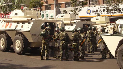 Des policiers anti-émeute envoyés par Pékin à Urumqi, en 2009.