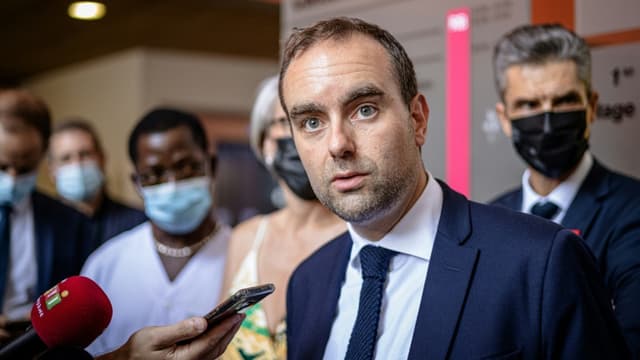 Le ministre des outre-mer Sébastien Lecornu répond aux journalistes lors d'un déplacement au centre hospitalier de Cayenne, le 25 septembre 2021